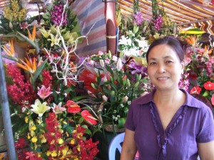 お花に囲まれているホアンさん