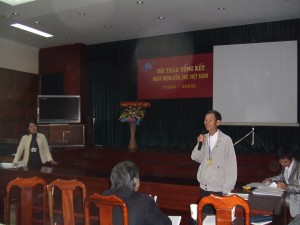 会議で発表するトゥックさん