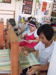 DSCF6594 織物をおる子ども達