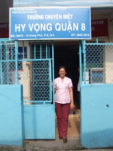 学校前で　ニー先生