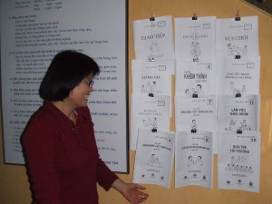 ご両親向けの教材について説明するハー先生