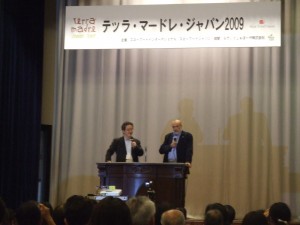 スピーチ中のカルロ・ペトリーニ氏