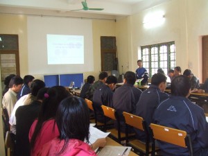 開会の挨拶を行うフンさん