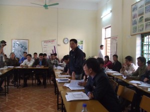 意見を述べるトゥアンロ村のスイェンさん