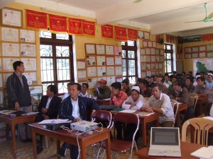 意見を述べるフンさん