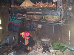 お母さんが守る囲炉裏の上に籾を保管