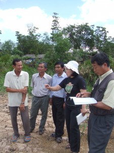 DSCF8197 畦道で意見交換中です。