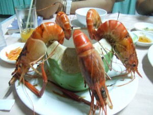 DSCF8234 ココナツのジュースで茹でたエビ