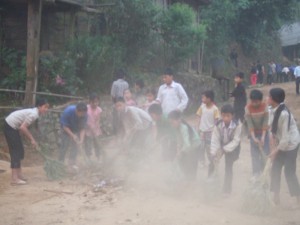 DSCF8289 土埃の中、掃除をする子供達