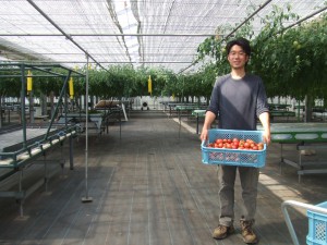 DSCF8994 収穫したてのトマトを持つ早船さん