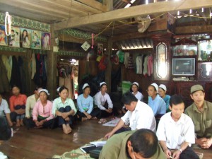 DSCF9202 ナムソン村での交流会の様子。田んぼを見たのち、それぞれの感想や意見を発表中。