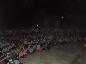 DSCF9280 ちょっと暗いのですが、大勢の村人が集まっている様子です。